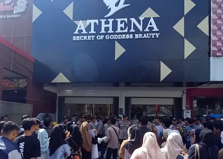Massa geruduk Klinik Athena Padang milik Richard Lee (foto: Sumbarkita)