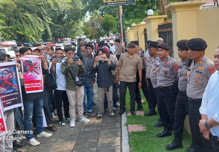 Massa aksi mendatangi Mapolresta Padang buntut konten Richard Lee