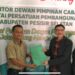 Hendrajoni menyerahkan formulir pendaftaran sebagai Calon Bupati Pesisir Selatan.