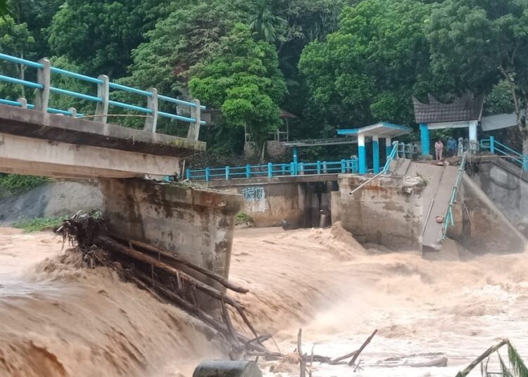 Jembata Putus di Pesisir Selatan akibat diterjang banjir.