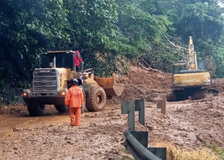 PT Semen Padang turunkan TRC untuk membersihkan material longsor di Sitinjau Lauik.