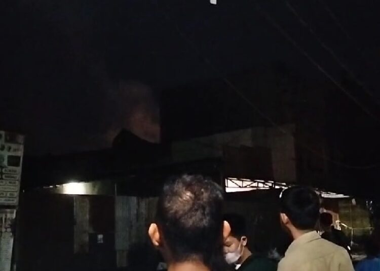 Bangunan toko yang terbakar di Pasar Raya Padang kembali keluarkan api.