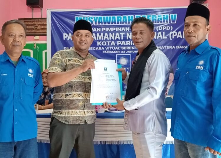 Ketua DPRD Pariaman mengantarkan formulir pendaftaran ke PAN.