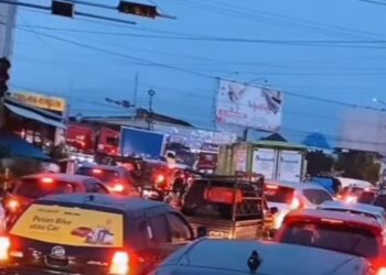 Macet panjang di Jalan Bypass Lubuk Begalung akibat lampu lalu lintas tidak berfungsi.