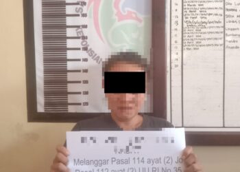 Pelaku P seorang IRT saat diamankan Satresnarkoba Polres Dharmasraya.