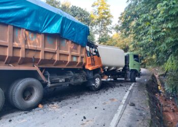 Kecelakaan truk batu bara dan truk CPO di Sitinjau Lauik.