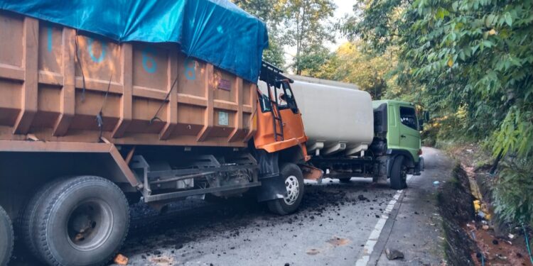 Kecelakaan truk batu bara dan truk CPO di Sitinjau Lauik.