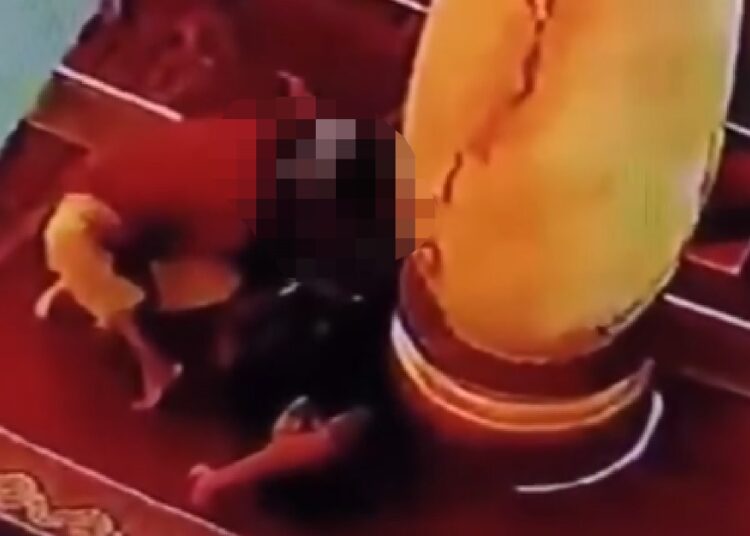 Terekam CCTV aksi pasangan sesama jenis melakukan perbuatan tidak senonoh di dalam masjid di Pesisir Selatan.