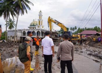 Bupati Dharmasraya, Sutan Riska bersama rombongan meninjau lokasi banjir di Simpang Manunggal Kabupaten Tanah Datar.