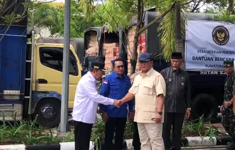 Prabowo Subianto menyerahkan bantuan kepada korban banjir bandang di Sumbar.