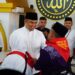 Bupati Sutan Riska Tuanku Kerajaan saat melepas 448 Calon jemaah Haji asal kabupaten Dharmasraya menuju Mekkah di Masjid Agung Dharmasraya.