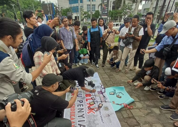 Koalisi Masyarakat Pers Sumatera Barat  menggelar aksi tolak Revisi UU Penyiaran.