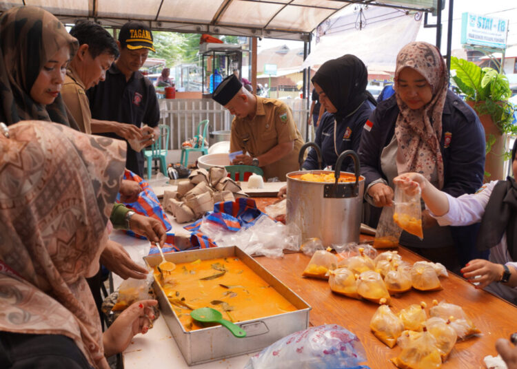 Pemerintah Kota (Pemkot) Padang Panjang menyediakan dapur umum untuk membantu para korban yang terdampak banjir bandang lahar dingin.