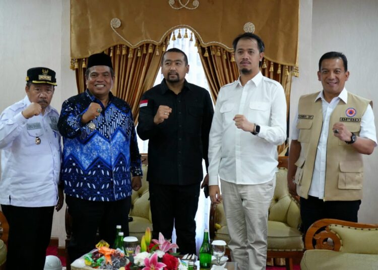 Wagub Sumbar Audy Joinaldy bersama sejumlah bupati dan wali kota.