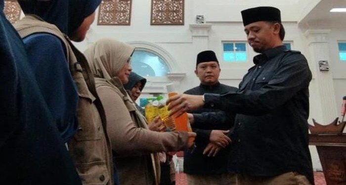 Wali Kota Bukittinggi sampaikan tali asih sekaligus evaluasi kinerja untuk 332 pilar sosial se Kota Bukittinggi. Pertemuan dilaksanakan di Balairung Rumah Dinas Wali Kota Bukittinggi, Kamis (4/4/2024)