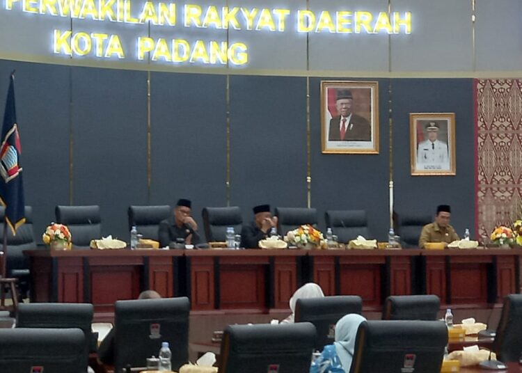 Foto ilustrasi. Suasana sidang Paripurna DPRD Kota Padang Selasa (30/4).