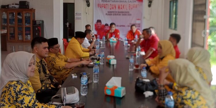 Pengurus DPD Golkar dan Pengurus DPC PDIP Dharmaraya saat serah terima formulir pendaftaran Calon Bupati Dharmasraya di sekretariat PDIP Dharmasraya.