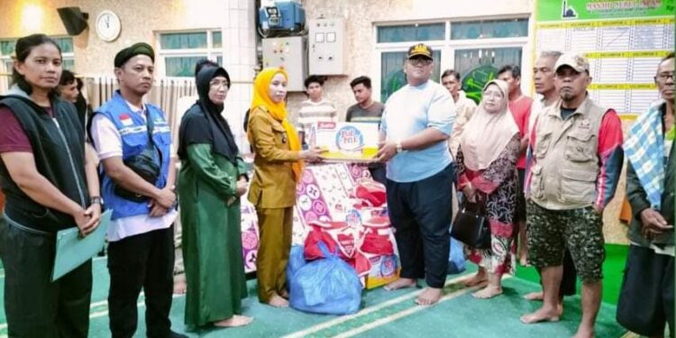 Dinsos Padang salurkan bantuan bagi korban kebakaran Pasar Raya