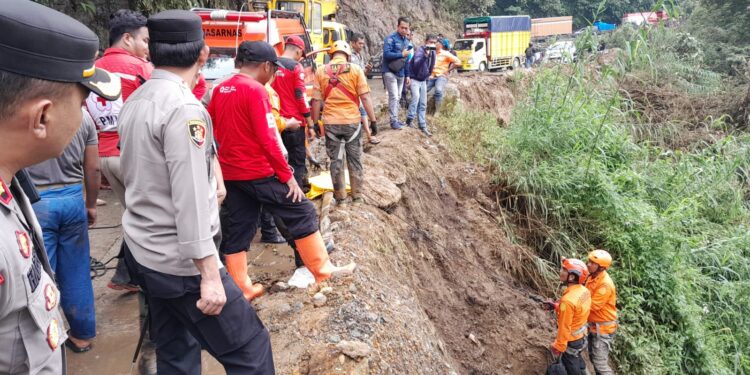 PT Semen Padang menurunkan Tim Reaksi Cepat dan alat berat ke lokasi longsor Sitinjau Lauik.