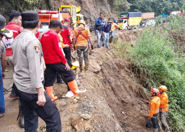 PT Semen Padang menurunkan Tim Reaksi Cepat dan alat berat ke lokasi longsor Sitinjau Lauik.