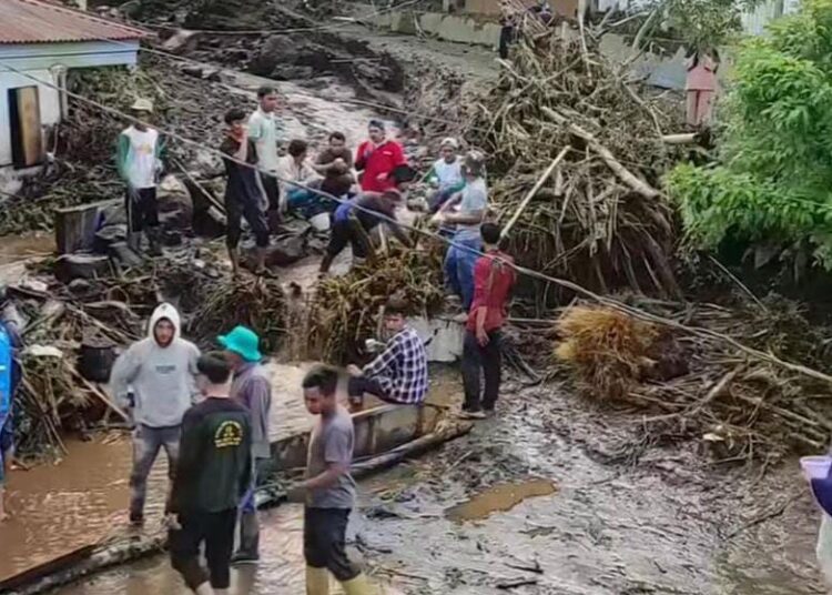 Pencarian korban terdampak banjir lahar dingin Marapi.