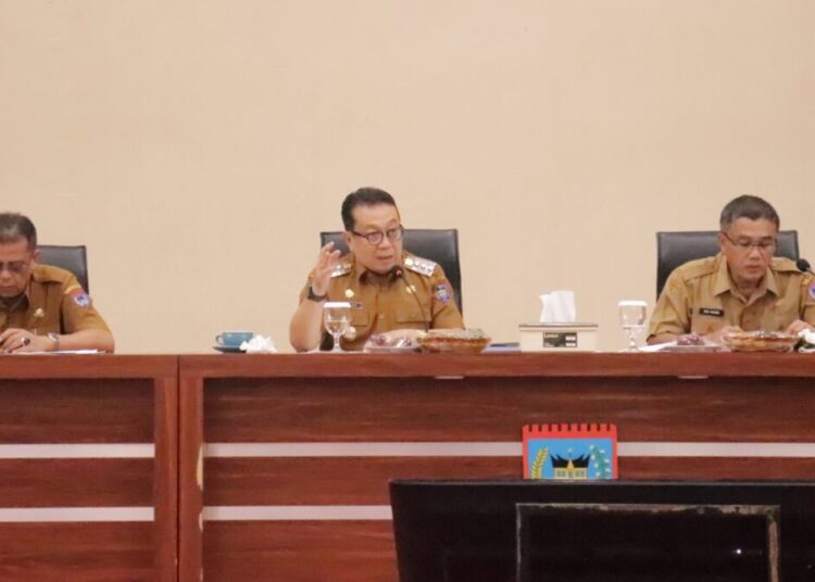 Penjabat (Pj) Wali Kota Payakumbuh Jasman APBD Payakumbuh memberikan arahan pada rapat koordinasi Pejabat Daerah di Aula Ngalau Balai Kota Payakumbuh, Selasa (30/4/2024).