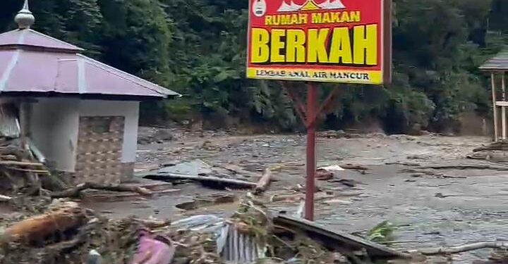 Kawasan Lembah Anai pasca diterjang banjir bandang pada Sabtu malam (11/5)