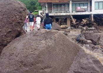 Batuan besar yang terbawa arus saat banjir lahar dingin menerjang sejumlah kawasan di Kabupaten Agam beberapa waktu lalu.