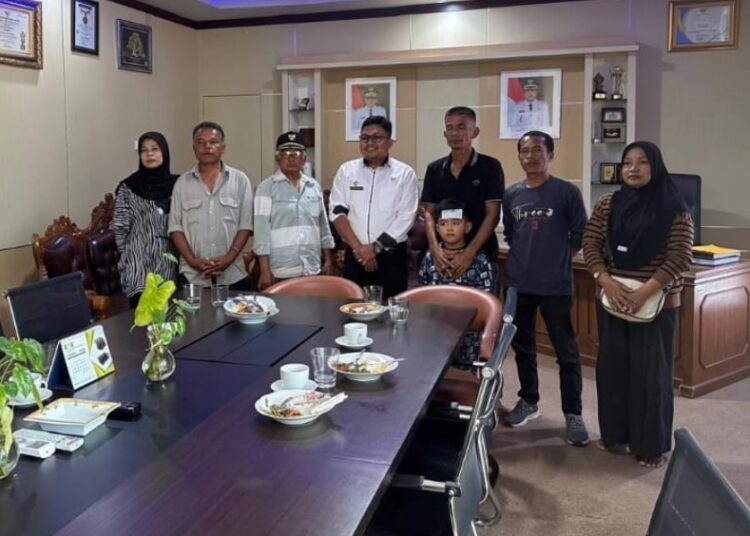 Keluarga korban saat mendatangi Dinas Pariwisata Padang beberapa waktu lalu.