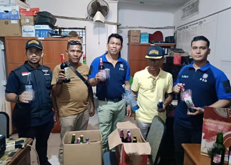Petugas Satpol PP Padang mengamankan puluhan botol minol ilegal, Sabtu (11/5/2024).
