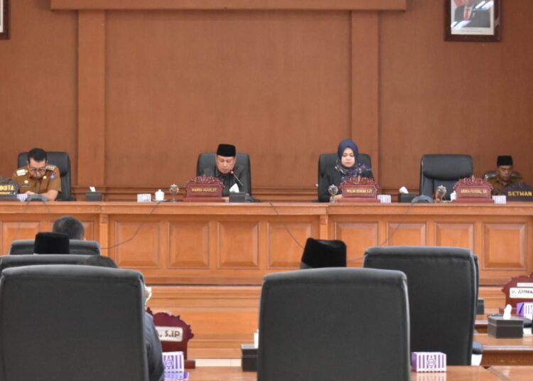 Mesrawati berbiacar dalam rapat pandangan umum dengan Penjabat Wali Kota di Kantor DPRD Payakumbuh, Selasa (30/4/2024).