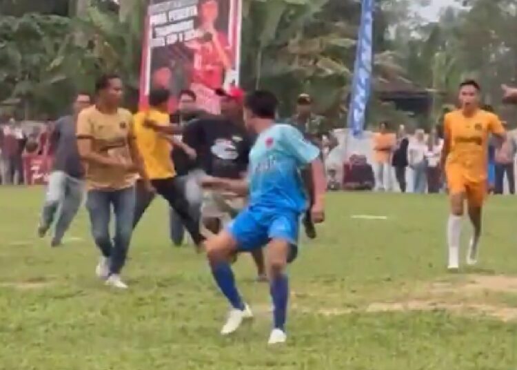 Tangkapan layar video viral kericuhan laga sepakbola di Payakumbuh.