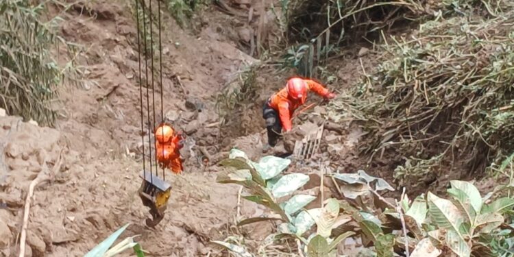 Proses Tim SAR petugas gabungan evakuasi korban longsor di jurang Sitinjau Lauik Padang