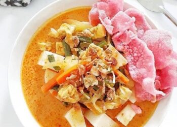 Lontong sayur (Foto: Instagram @merieprayatna)