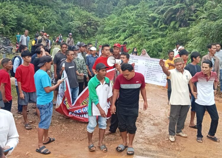 Masyarakat melakukan demo penolakan Galian C di Nagari Koto Rawang, Kecamatan IV Jurai, Kabupaten Pesisir Selatan.