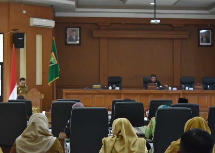 Penjabat Wali Kota Payakumbuh menyampaikan jawaban atas pandangan umum fraksi-fraksi DPRD Kota Payakumbuh, Senin (13/5/2024).