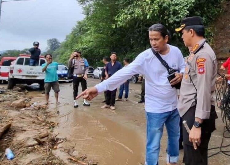 Petugas lakukan pencarian korban terseret longsor di Sitinjau Lauik Padang