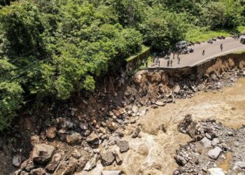 Jalan Silaiang, Tanah Datar, Jalan Utama Padang-Bukittinggi putus akibat banjir bandang (foto: ANTARA)