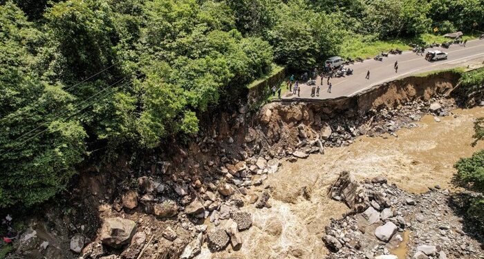 Jalan Silaiang, Tanah Datar, Jalan Utama Padang-Bukittinggi putus akibat banjir bandang (foto: ANTARA)