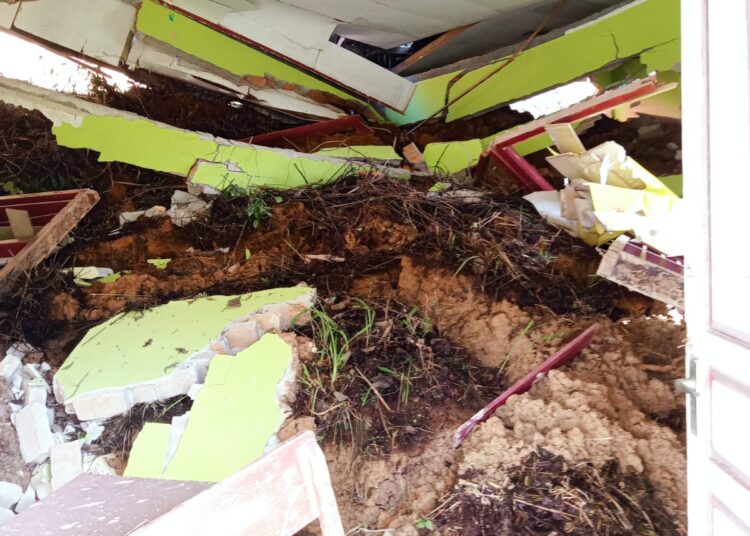SD Negeri 04 Suliki di Jorong Soriak Nagari Suliki Kecamatan Suliki Kabupaten Limapuluh Kota rusak dihantam longsor