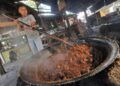 Proses memasak rendang (foto: Istimewa)