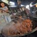 Proses memasak rendang (foto: Istimewa)