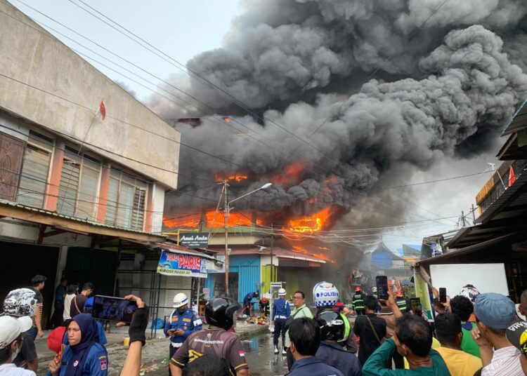 Kebakaran pertokoan di Pasar Raya Padang, Selasa (7/5)