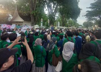 Mahasiswa gelar aksi Hari Buruh di Kantor Gubernur Sumbar