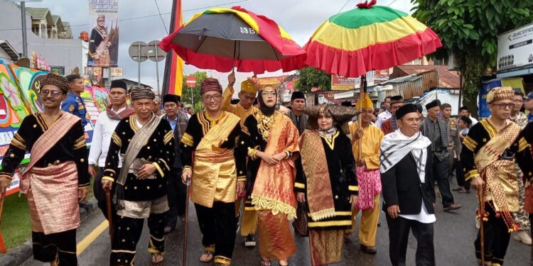 Wali Kota Padang Hendri Septa terima gelar adat Dt. Alam Batuah