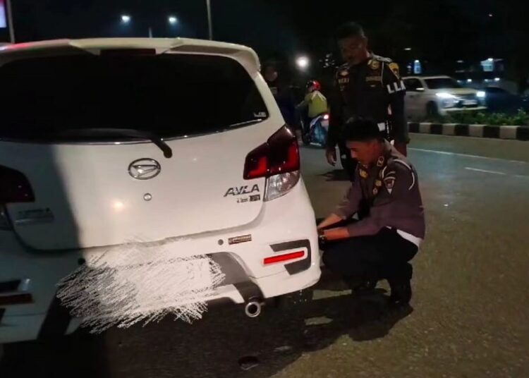 Petugas kempeskan kendaraan yang parkir di badan Jalan kawasan Khatib Sulaiman Padang, Rabu (26/7).