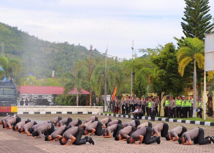 26 personel Polres Pesisir Selatan sujud syukur usai upacara kenaikan pangkat yang berlangsung pada Minggu (30/6).