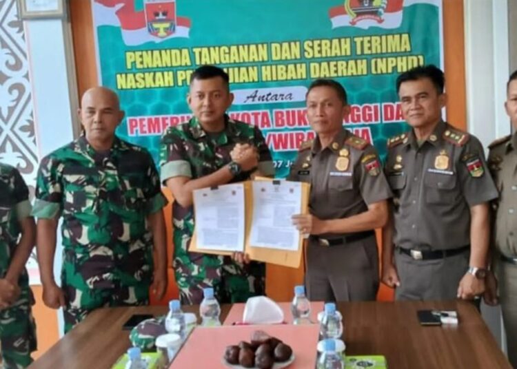 Pemerintah Kota (Pemko) Bukittinggi bersama Komando Resor Militer (KOREM) 032 Wirabraja tandatangani dan serah terima Naskah Perjanjian Hibah Daerah (NPHD) dalam rangka pengamanan pemilihan kepala daerah. Kegiatan ini dilaksanakan di Mako Satuan Polisi Pamong Praja (Satpol PP) Bukittinggi, Jumat 7 Juni 2024.