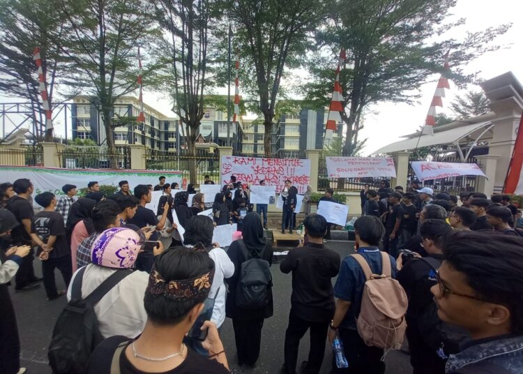 Aksi unjuk rasa kasus Afif Maulana di depan Mapolda Sumatera Barat, Rabu (26/6).
