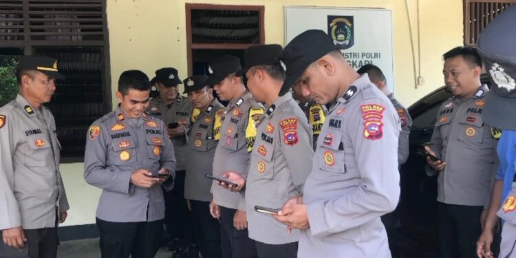 Pemeriksaan HP personel di Mapolsek Koto Baru Dharmasraya.